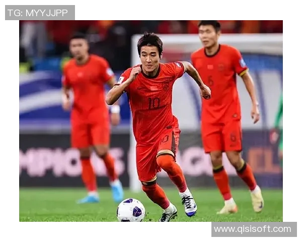 足球赛事激战正酣各大豪门备战新赛季多队球员转会引发关注