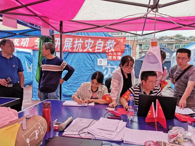 z6com尊龙凯时网站帐篷党建 地震安置点里最温暖的那面旗(图2)