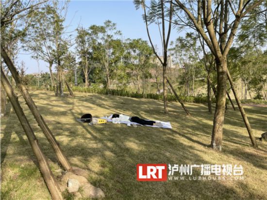 z6com尊龙凯时平台游客在草坪铺地垫、搭帐篷泸州北滨公园呼吁市民文明游玩(图2)