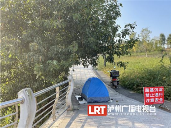 z6com尊龙凯时平台游客在草坪铺地垫、搭帐篷泸州北滨公园呼吁市民文明游玩(图3)